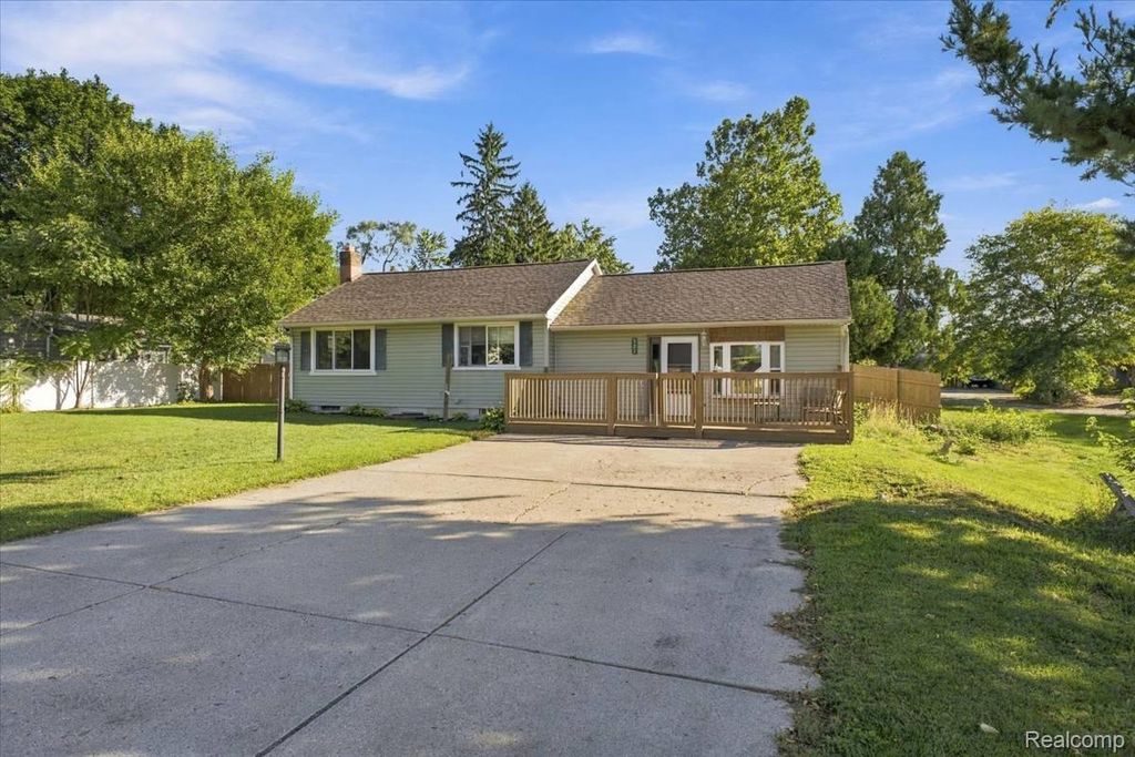 901 Glaspie Road, Oxford Charter Township, MI 48371