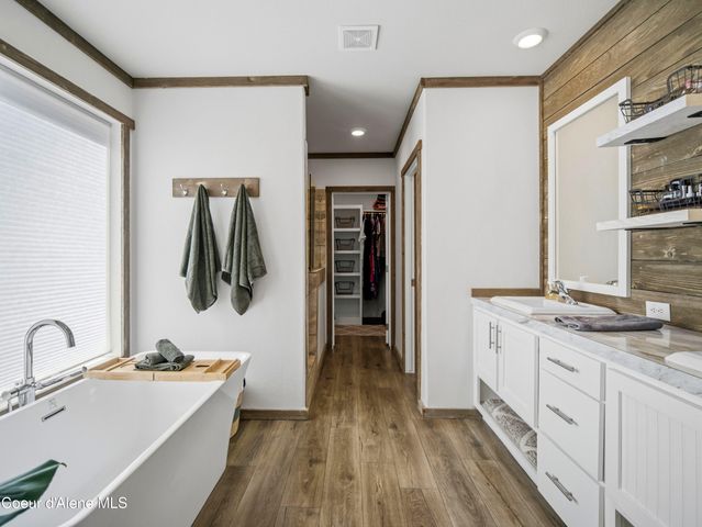 447 S Beaver Lake RD, Athol, ID 83801