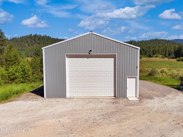 447 S Beaver Lake RD, Athol, ID 83801