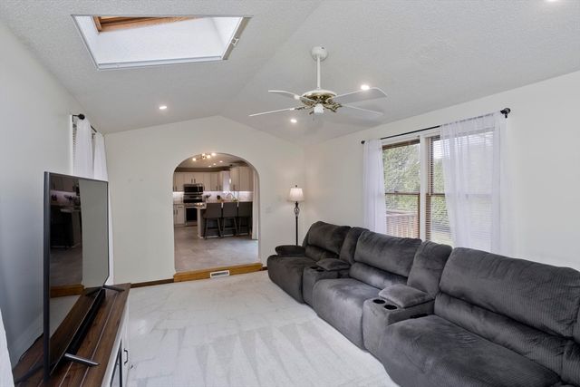 9 Post Rd, Chicopee, MA 01020