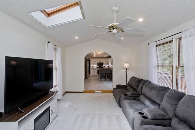 9 Post Rd, Chicopee, MA 01020