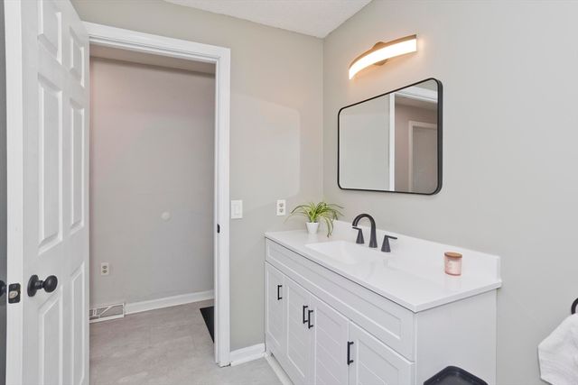 9 Post Rd, Chicopee, MA 01020