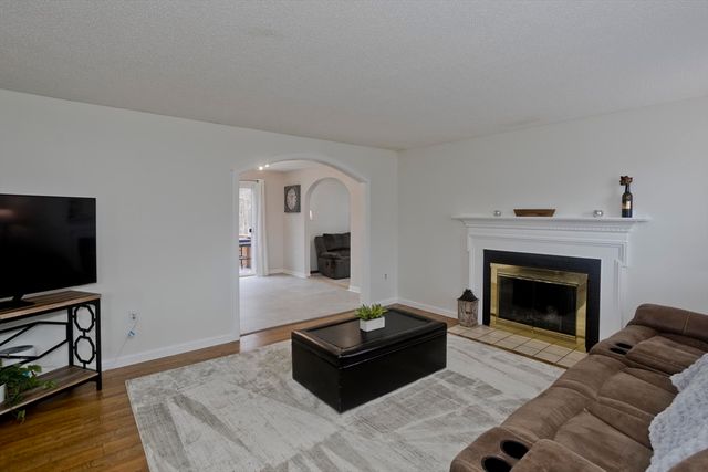 9 Post Rd, Chicopee, MA 01020