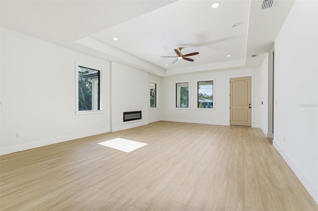 Image 7 of property listing at 7901 N GREENWOOD AVENUE, Tampa, FL 33604