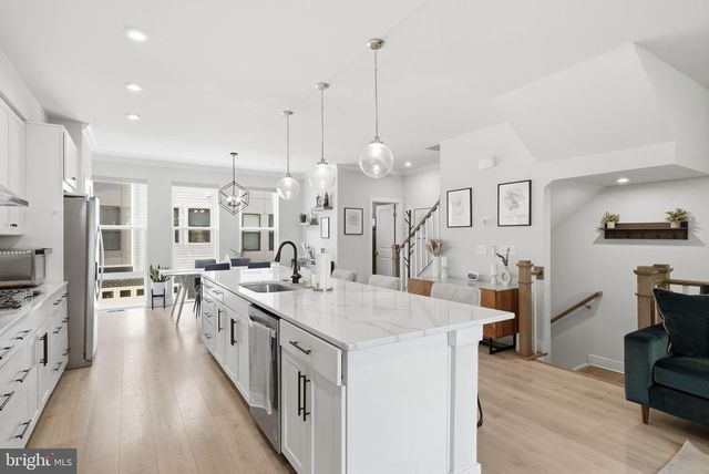 1015 S TAYLOR CT, Arlington, VA 22204