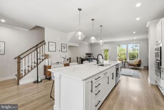 1015 S TAYLOR CT, Arlington, VA 22204