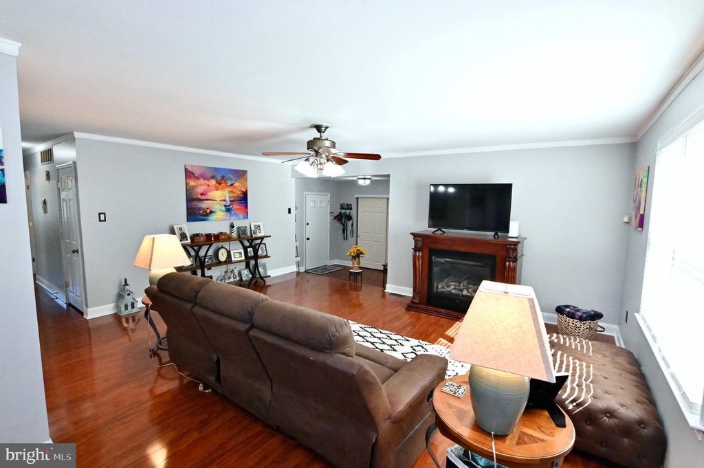 2 ELIZABETH PL, Sicklerville, NJ 08081