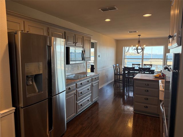 21821 Lakewood Lane, Chandler, TX 75758