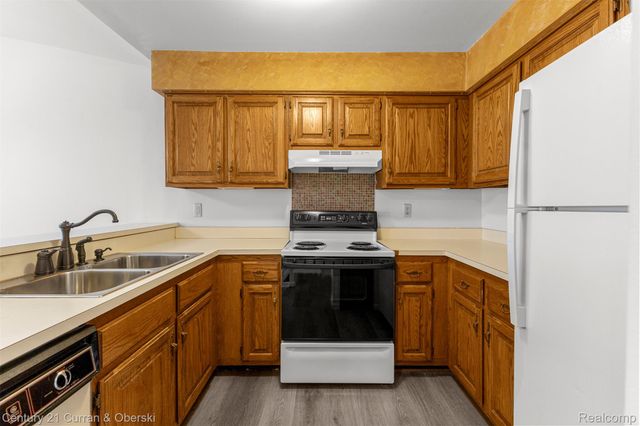 41 Parkplace W, Allen Park, MI 48101