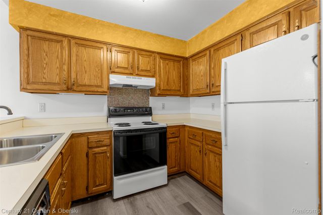 41 Parkplace W, Allen Park, MI 48101