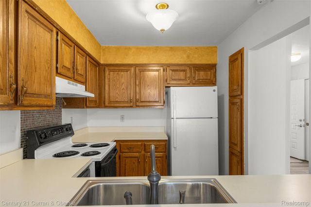 41 Parkplace W, Allen Park, MI 48101