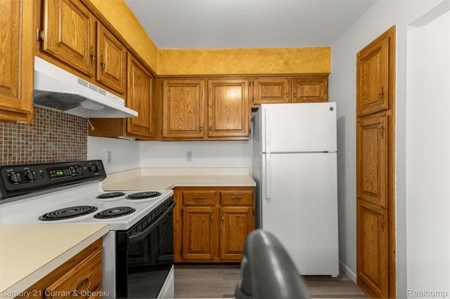 41 Parkplace W, Allen Park, MI 48101