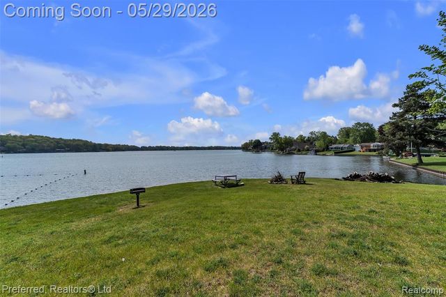3812 Maiden Street, Waterford, MI 48329