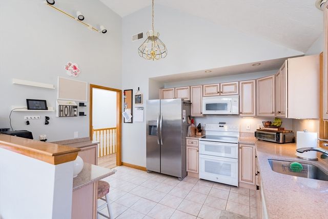 17 Park St, Mendon, MA 01756