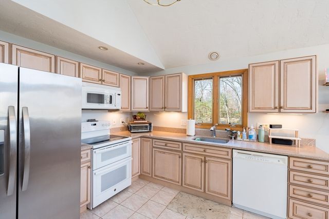 17 Park St, Mendon, MA 01756