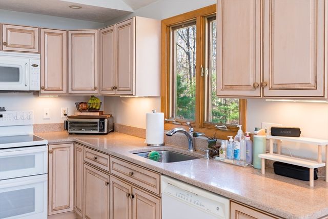 17 Park St, Mendon, MA 01756