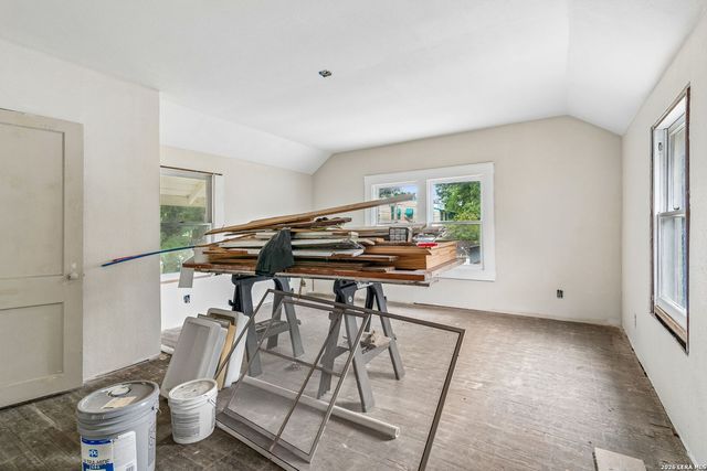 1032 W Woodlawn, San Antonio, TX 78201