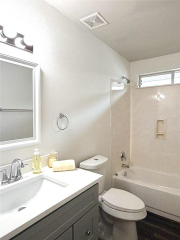 5216 English Glade DR, Austin, TX 78724