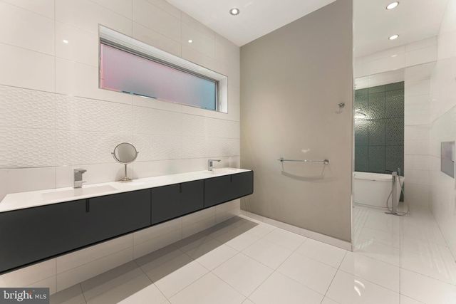 152 VINE ST, Philadelphia, PA 19106