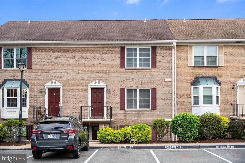 Image 1 of property listing at 967 S ROLFE ST S #2, Arlington, VA 22204