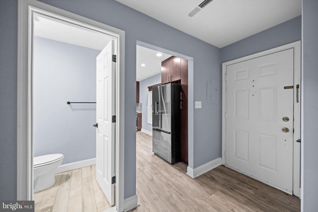 Image 10 of property listing at 967 S ROLFE ST S #2, Arlington, VA 22204