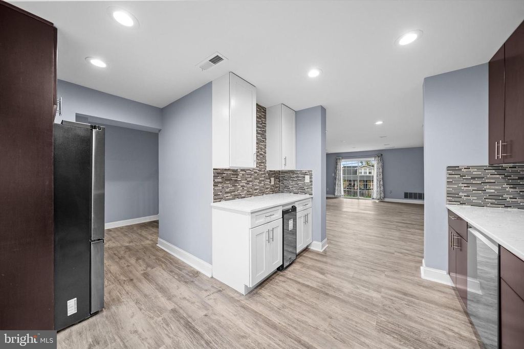 Image 11 of property listing at 967 S ROLFE ST S #2, Arlington, VA 22204