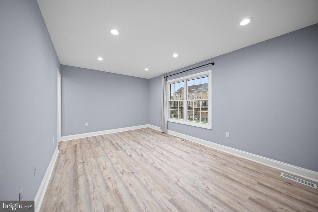 Image 13 of property listing at 967 S ROLFE ST S #2, Arlington, VA 22204