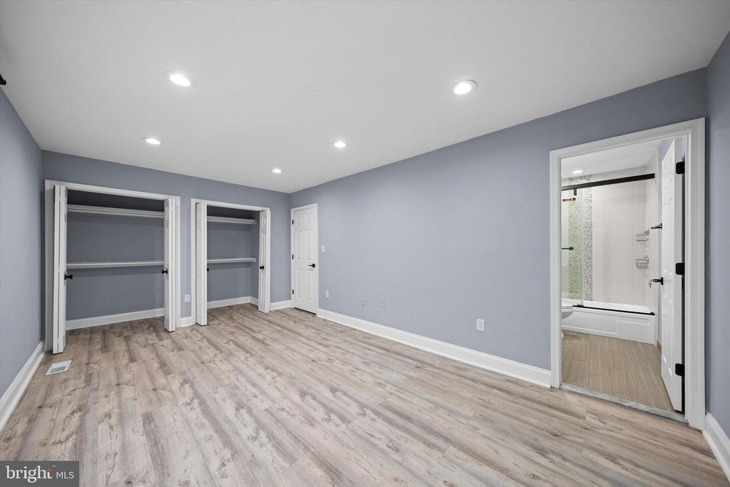 Image 14 of property listing at 967 S ROLFE ST S #2, Arlington, VA 22204