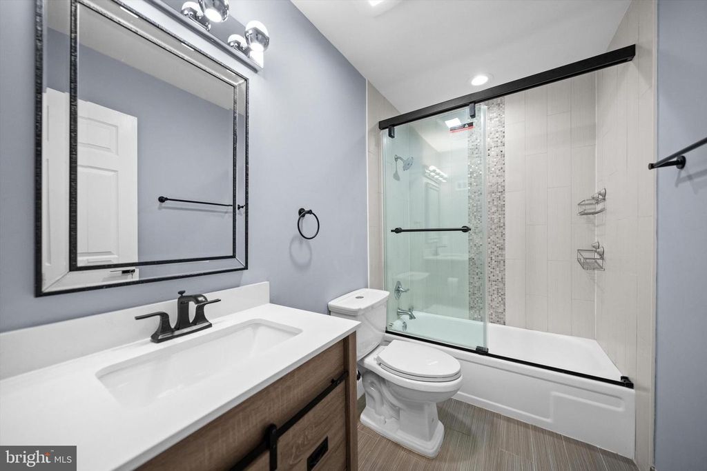 Image 15 of property listing at 967 S ROLFE ST S #2, Arlington, VA 22204