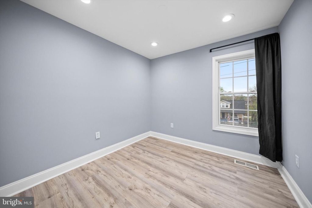 Image 16 of property listing at 967 S ROLFE ST S #2, Arlington, VA 22204