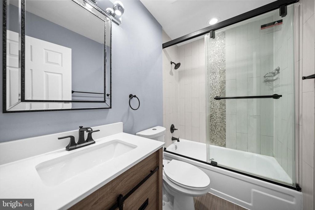 Image 18 of property listing at 967 S ROLFE ST S #2, Arlington, VA 22204