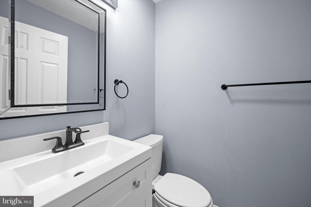 Image 19 of property listing at 967 S ROLFE ST S #2, Arlington, VA 22204