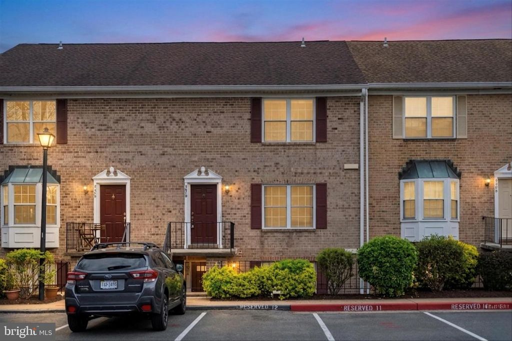 Image 2 of property listing at 967 S ROLFE ST S #2, Arlington, VA 22204