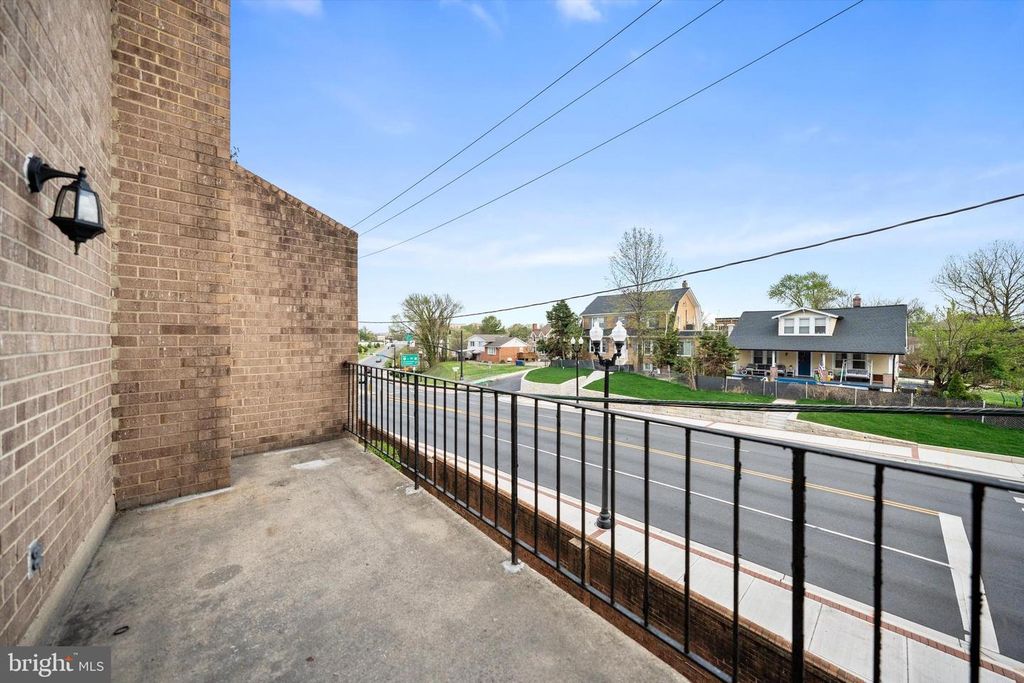 Image 20 of property listing at 967 S ROLFE ST S #2, Arlington, VA 22204