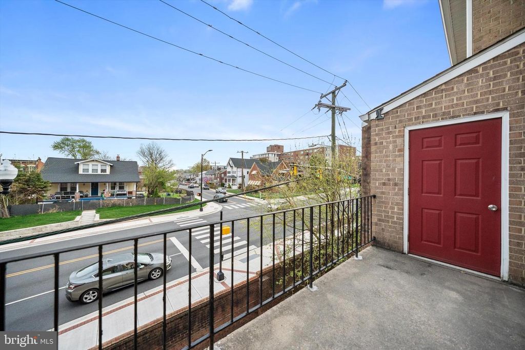 Image 21 of property listing at 967 S ROLFE ST S #2, Arlington, VA 22204