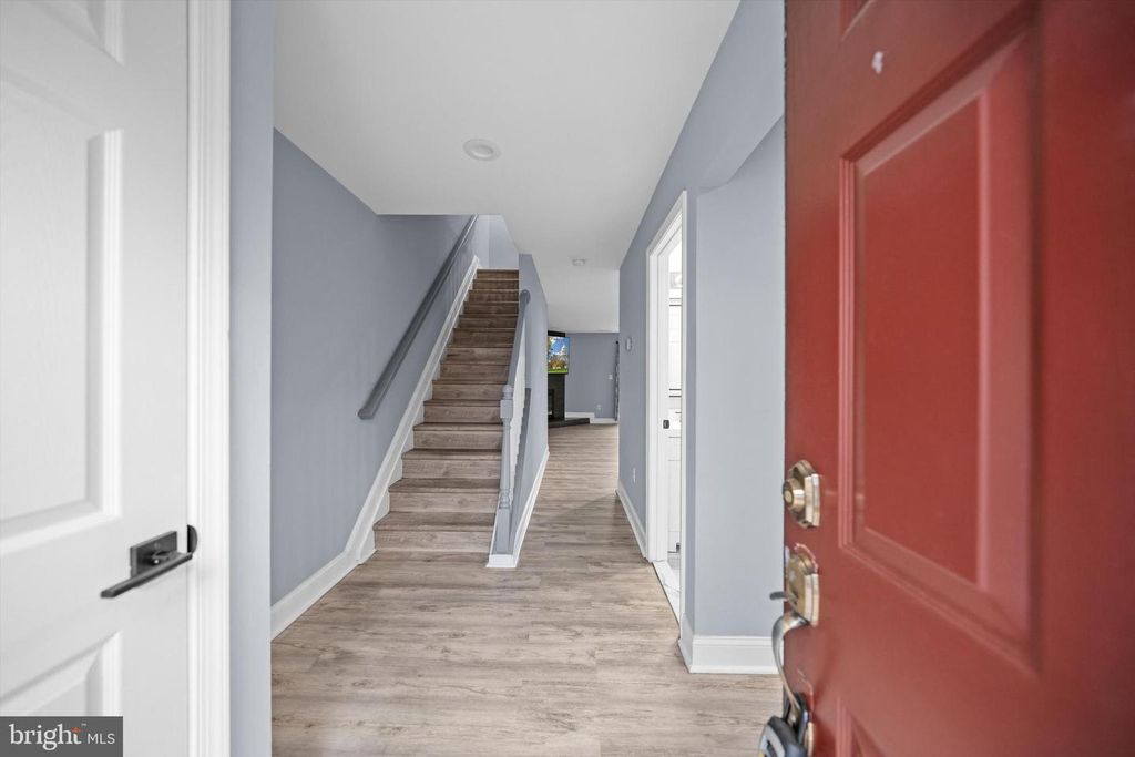 Image 3 of property listing at 967 S ROLFE ST S #2, Arlington, VA 22204