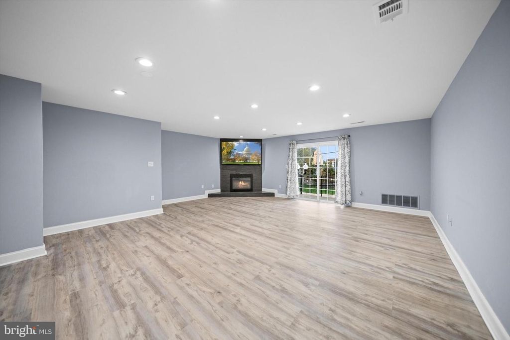 Image 4 of property listing at 967 S ROLFE ST S #2, Arlington, VA 22204