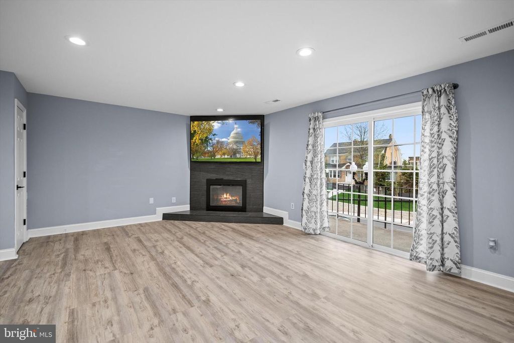 Image 5 of property listing at 967 S ROLFE ST S #2, Arlington, VA 22204