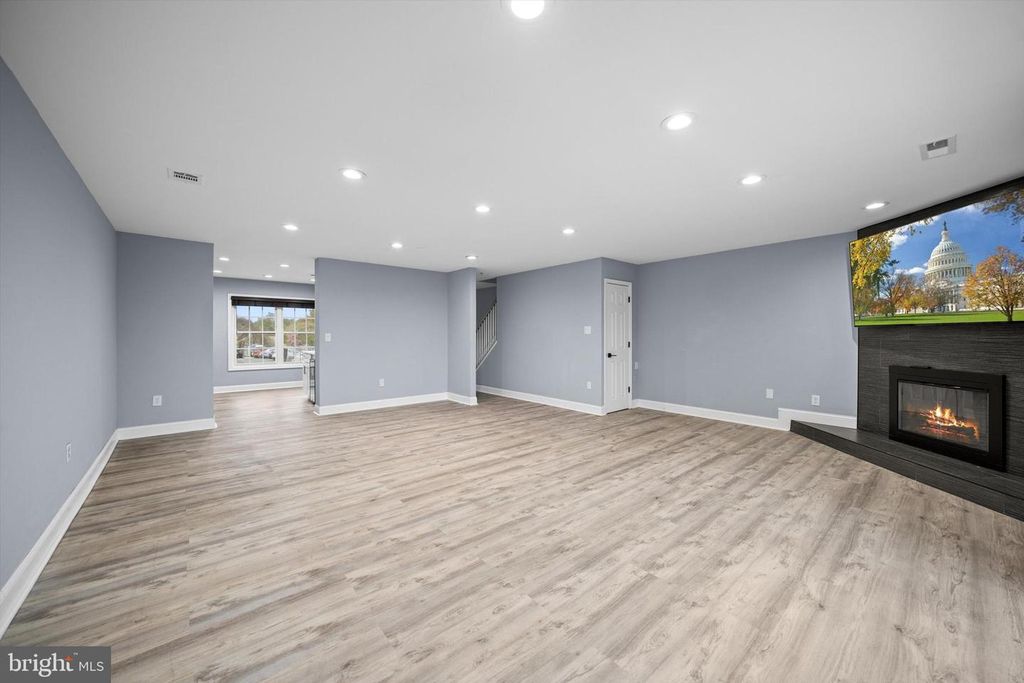 Image 6 of property listing at 967 S ROLFE ST S #2, Arlington, VA 22204