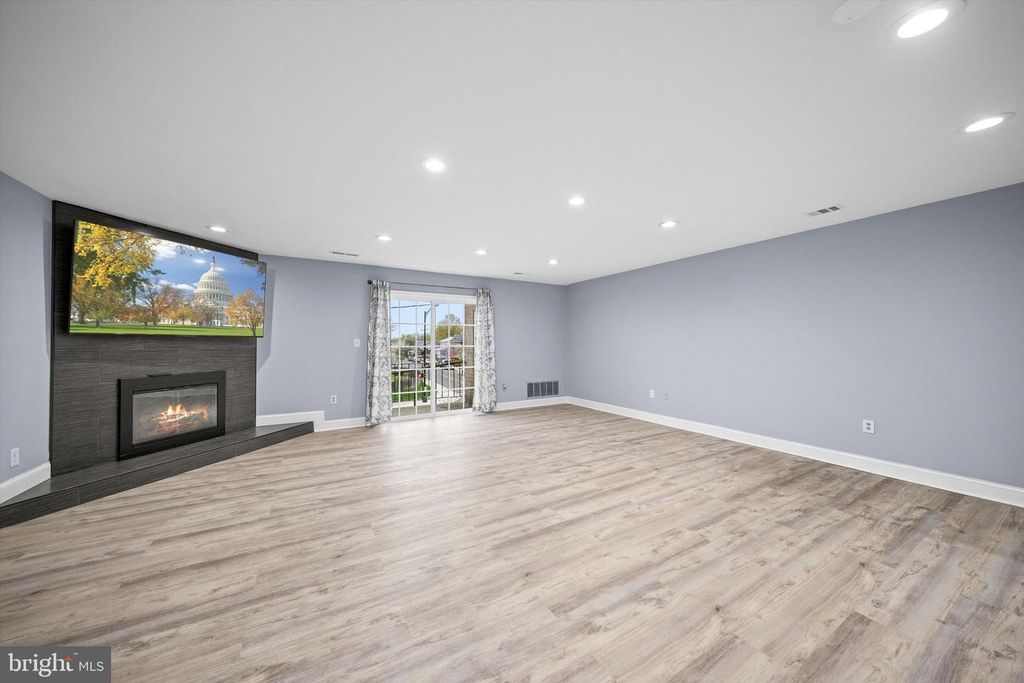 Image 7 of property listing at 967 S ROLFE ST S #2, Arlington, VA 22204