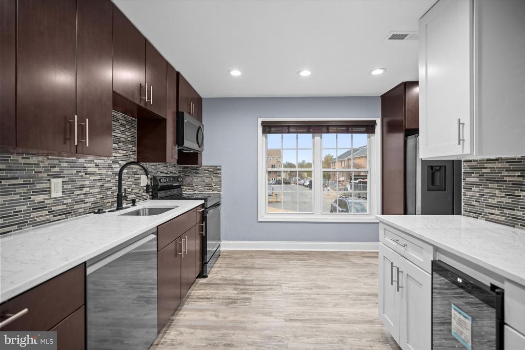 Image 8 of property listing at 967 S ROLFE ST S #2, Arlington, VA 22204