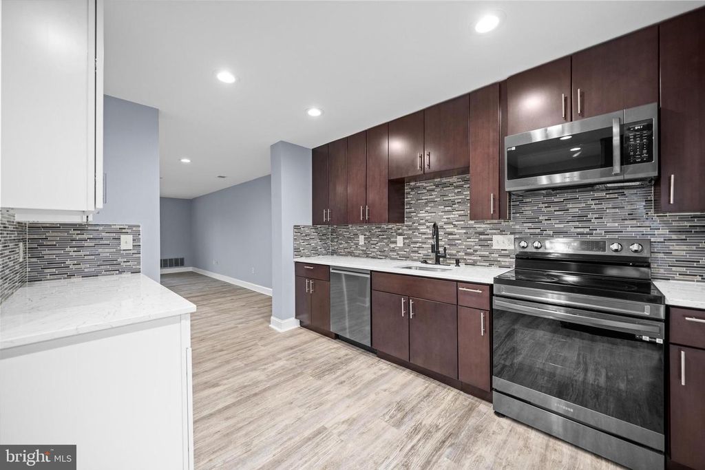 Image 9 of property listing at 967 S ROLFE ST S #2, Arlington, VA 22204