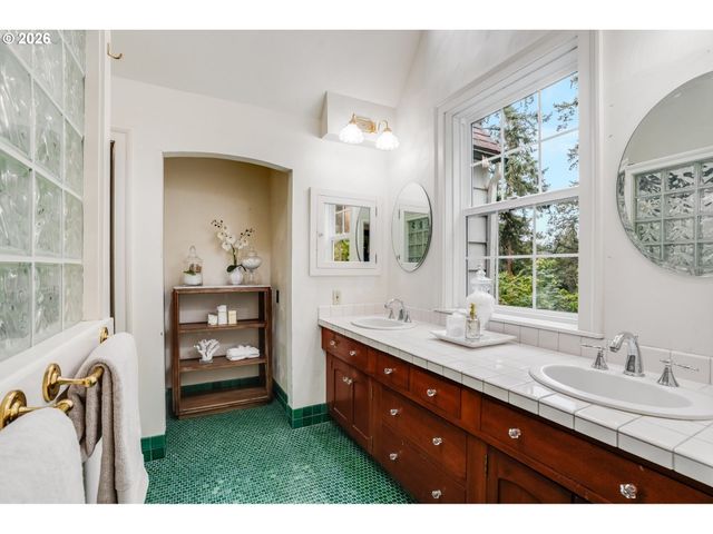 920 FAIRWAY Rd, Lake Oswego, OR 97034