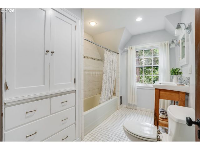 920 FAIRWAY Rd, Lake Oswego, OR 97034