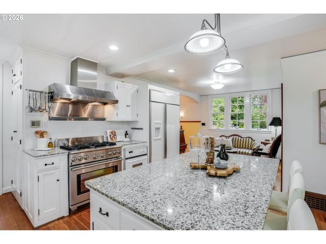 920 FAIRWAY Rd, Lake Oswego, OR 97034
