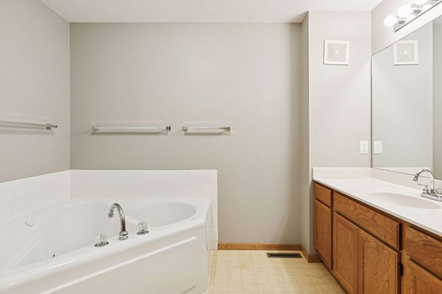 8853 Branson Drive 28, Inver Grove Heights, MN 55076