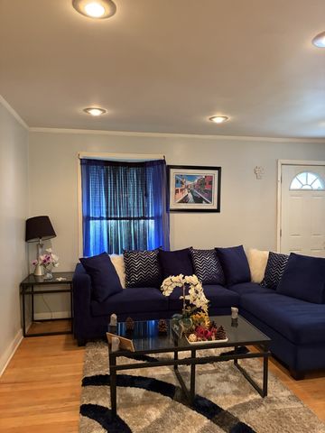 9815 S Clyde Avenue, Chicago, IL 60617