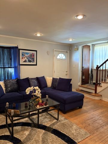 9815 S Clyde Avenue, Chicago, IL 60617