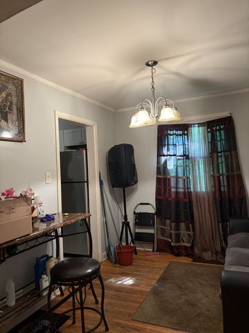 9815 S Clyde Avenue, Chicago, IL 60617