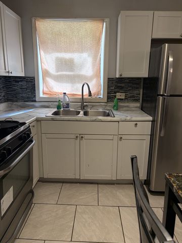 9815 S Clyde Avenue, Chicago, IL 60617